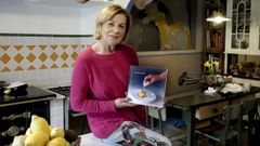 LA RESTAURADORA TO�I VICENTE CON SU LIBRO  A MI�A COCI�A 