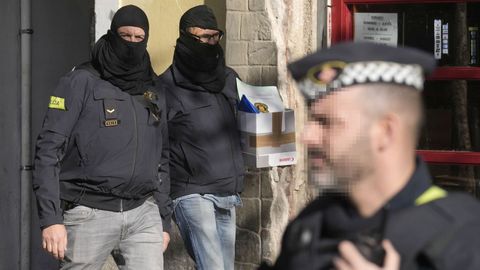 La Guardia Urbana y los Mossos d'Esquadra, en un operativo en el barrio barcelonés del Raval contra un grupo criminal dedicado a a traficar con mujeres para explotarlas sexualmente en la prostitución.