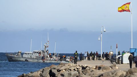 Una patrullera marroqu, encallada a pocos metros de Melilla 