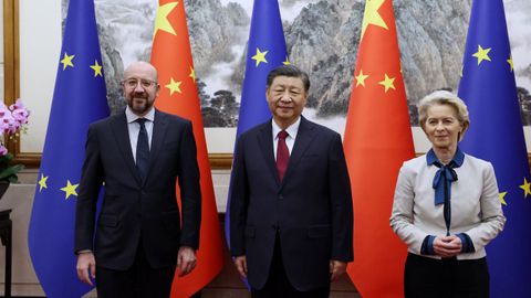 La presidenta de la Comisión Europea, Von der Leyen; el presidente chino, Xi Jinping; y el presidente del Consejo Europeo, Charles Michel, este jueves en Pekín