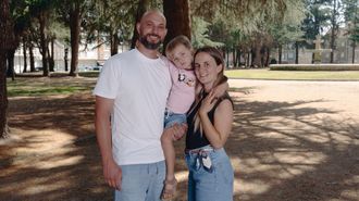 Bruno, Aida y el peque�o Leo, en el parque de O Toural de Xinzo, donde siempre vuelven en verano.