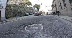 En Virxe da Cerca se rebache�, pero el Concello dej� sin reparar dos grandes socavones en la subida a Historia y Porta do Camino. 
