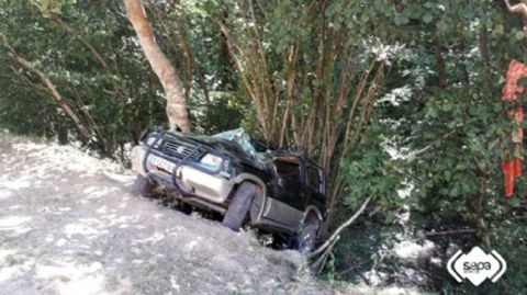 El veh�culo accidentado y detenido por el �rbol en Cangas del Narcea
