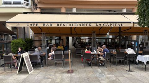Terraza del caf� La Capital, ubicado en la praza Maior de Lugo, durante el mediod�a del pasado martes.
