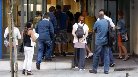 Personas entrando en una oficina de empleo de Vigo en imagen de archivo