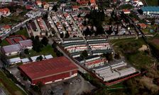 El crematorio proyectado por Funespa�a, que se ubicar� junto al cementerio de San Mauro , en la parte inferior de la imagen, est� a menos de 500 metros de algunas viviendas del barrio de A Parda.