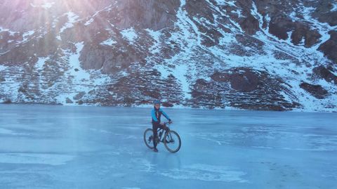 El lago de Saliencia en Somiedo, congelado 