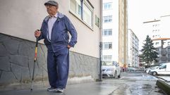 Persona con un bast�n ascendiendo por una de las nuevas rampas, en la calle Sao Paulo.