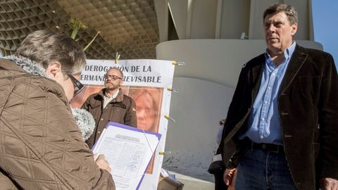 Una mujer firma en apoyo del mantenimiento de la prisi�n permanente revisable ante el padre de Diana Quer