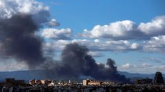 Vista general de la columna de humo del incendio declarado en una empresa del pol�gono industrial La Cova de Manises