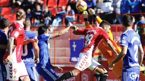 Alfonso Herrero despeja un baln areo en el Nstic-Oviedo