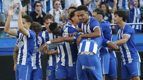 Los jugadores del Deportivo celebran el segundo gol, obra de Aubameyang.