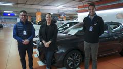 Marcos Pena, Cristina Rodrigo y Juan Carlos Barro (Hyundai), con un coche reci�n vendido en esta feria. 