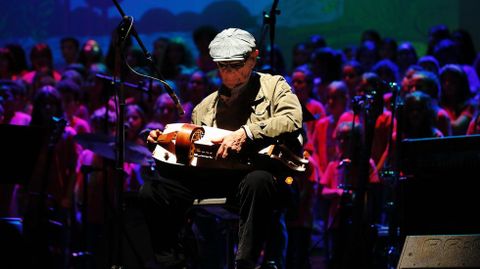 José Pérez tocando la zanfona en el Ourencanto