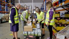 Grupo de voluntarios del Banco de Alimentos R�as Altas preparando el almac�n de sus instalaciones en A Grela (A Coru�a) para la Gran Recogida del pr�ximo mes.