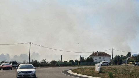 Humareda provocada por uno de los incendios que se registraron el pasado lunes en la misma zona que el que se ha declarado este sábado