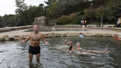 J�come, probando el agua de una de las pozas de Mu��o da Veiga.