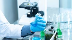 Un trabajador en un laboratorio