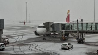 Una de las pistas con nieve en el aeropuerto Adolfo Su�rez Madrid-Barajas