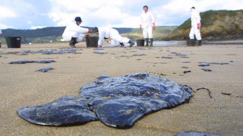 Chapapote en playas de O Vicedo a principios del 2003