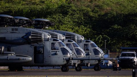 Helic�pteros de la Armada de Estados Unidos, en el aeropuerto puertorrique�o de Mercedita