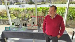 Carlos Mac�as, con algunas de sus maquetas. 