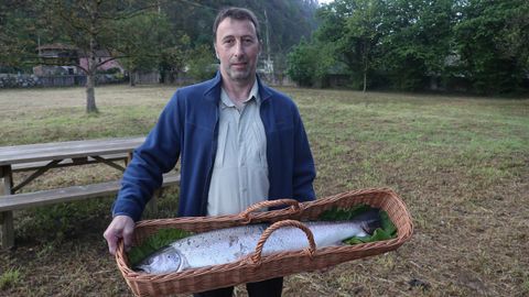 Campanu de Asturias, el primer salmn capturado tras la apertura de la temporada de pesca, pescado en el ro Narcea, en Puente Laneo por Gonzalo Daz Soto, pescador de Cangas de Narcea. El ejemplar ha pesado 8,2 kilos y mide 92 centmetros. E