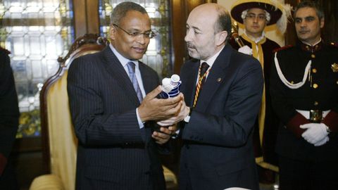 El actual presidente de Cabo Verde, Jos&eacute; Mar&iacute;a Pereira Neves, durante su visita a A Coru&ntilde;a en el 2007 como primer ministro del pa&iacute;s, con el entonces alcalde, Javier Losada, en Mar&iacute;a Pita