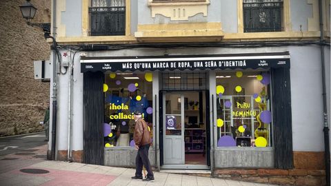 El llamativo escaparate de Puru Remangu en Oviedo, ms que una marca de ropa.