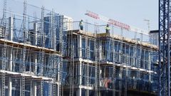 Obreros trabajan en la construcci�n de un edificio