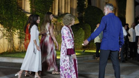 La reina Letizia, la infanta Sof�a, la reina em�rita Sof�a y el rey Felipe durante la tradicional recepci�n celebrada este martes en el palacio de Marivent