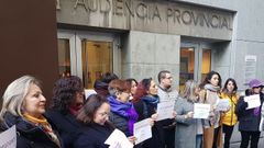 Concentraci�n de colectivos feministas delante de la Audiencia Provincial, en Oviedo 