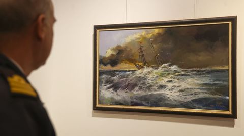Una de las obras, durante su exposici�n en Ferrol 