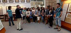 Francisco S�nchez muestra las instalaciones de La Voz a los alumnos de la UIMP y a Mira.