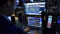 Un inversor trabaja en un terminal de Bloomberg en el parqu� de la Bolsa de Nueva York.