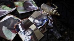 Un biber�n descansa junto a las fotograf�as del beb� palestino de 18 meses, Ali Dawabsha.