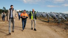 Fernando Pereira (en el centro) acompa al conselleiro de Economa, Francisco Conde, en su visita a la planta de paneles solares de Vilardevs (Ourense)