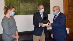 Tom� le regal� al magistrado una cer�mica dedicada de Gundiv�s