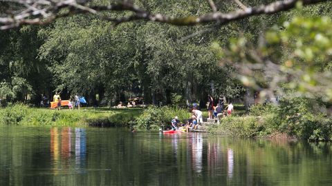 Santa Isabel (Outeiro de Rei). Es una de las reas recreativas en las que es habitual ver a vecinos de Lugo y de otros municipios prximos. Ofrece zonas para tomar el sol, pero tambin sombras en las que cobijarse cuando el calor aprieta. Adems, en el rea fluvial hay merenderos, un amplio espacio para aparcamiento y el acceso al ro es muy sencillo. Si a eso se le suma la belleza del entorno, la claridad del agua y el buen ambiente que suele predominar en el lugar, Santa Isabel se convierte en una referencia. Atendiendo a las recomendaciones por el coronavirus, en el rea se ha acotado una zona prxima al ro que tiene socorrista y en la que se regula el aforo a 40 personas. 