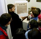 Escolares observando una reproducci�n de la cr�tica de La Voz.