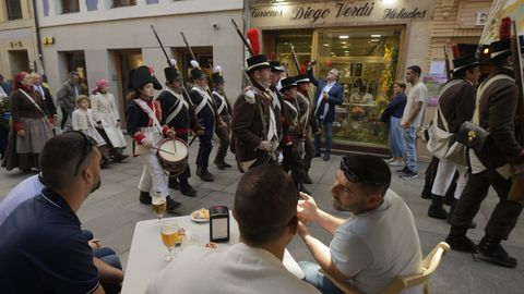 Varios asturianos conmemoran este s�bado en Oviedo con una ofrenda floral el aniversario del levantamiento popular contra Napole�n que tuvo lugar en la capital asturiana el 25 de mayo de 1808 cuando la Junta General del Principado, convertida en Junta Suprema, declar� la guerra a Francia y reconoci� la soberan�a popular