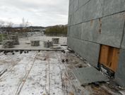 Una loseta ca�da y, al fondo, las vallas tiradas son el mejor ejemplo del peligro del lugar. 