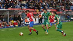 El media punta de la UD Ourense, Hugo Busto, defendiendo el esf�rico de los jugadores del Atl�tico Astorga
