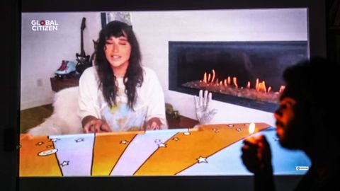 Un hombre ve la actuaci�n de kesha, en Par�s