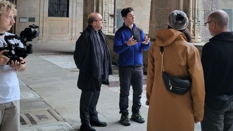 David Henrie, en la catedral de Santiago, entrevistando al den.