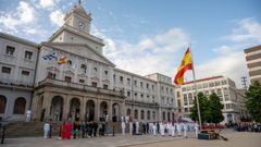 Arriando de bandera celebrado el viernes por la tarde en la plaza de Armas de Ferrol.