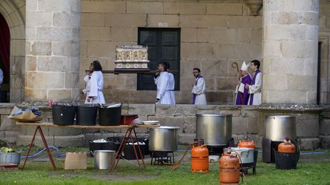 Procesi�n de San Rosendo en Celanova y concentraci�n de cl�sicos en la plaza Mayor