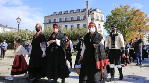 Una comitiva mucho m�s escueta que de costrumbre se traslad� hasta el parque Rosalia de Castro para realizar la tradicional ofrenda floral a la escritora gallega