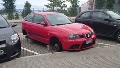 Imagen de archivo de un coche al que le robaron las ruedas en Novo Mesoiro.