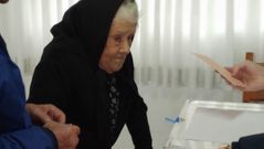 Mar�a Bouzas Sen�n, de 103 a�os, acude a votar
